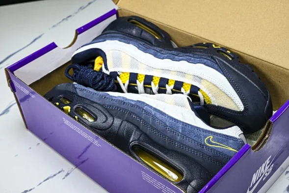 Nike Air Max 95 x Eric Koston HQ8492-400  