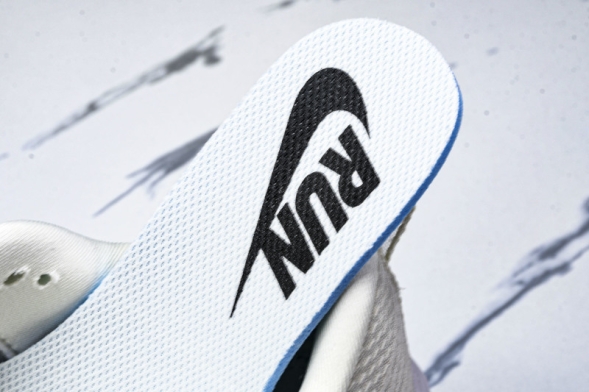 Nike Air ZoomX Vomero 18 Plus HM6805 113 