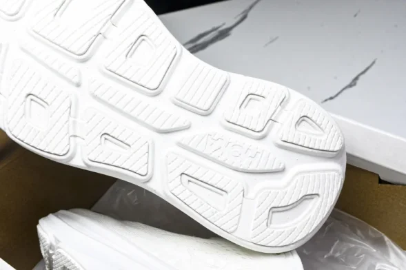 HOKA Bondi 9 1162012 WWH 