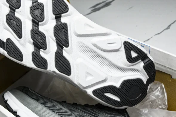 Hoka Clifton 9 1127895 BCKT 