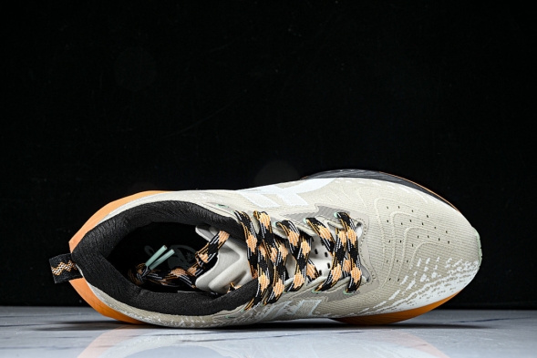 Asics Novablast 4 1011B850-250 