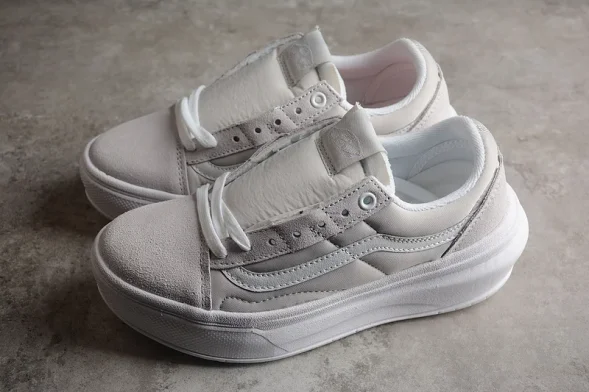 Vans Old Skool Overt CC VN0A7Q5ELGX 