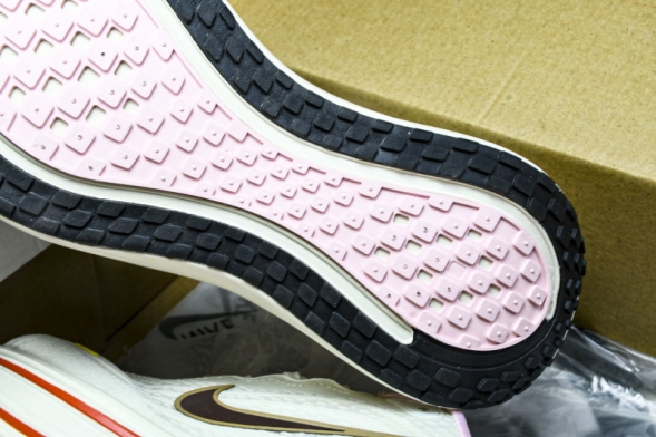 Nike Air ZoomX Vomero 18 Plus HM6805 106 