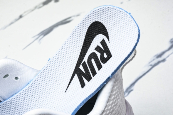 Nike Air ZoomX Vomero 18 Plus HM6805 111 