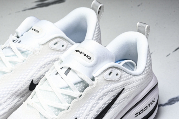 Nike Air ZoomX Vomero 18 Plus HM6805 111 