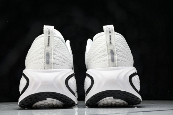 Nike Air ZoomX Vomero 18 Plus HM6805 111 